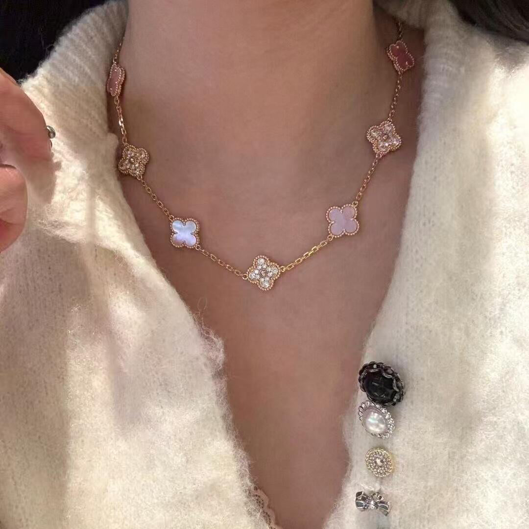 {
"Love Lucky": "Love Lucky",
"CLOVER 10 MOTIFS DIAMOND PINK MOP NECKLACE": "COLLAR DE 10 MOTIVOS DE TRÉBOL CON DIAMANTES Y NÁCAR ROSA"
}