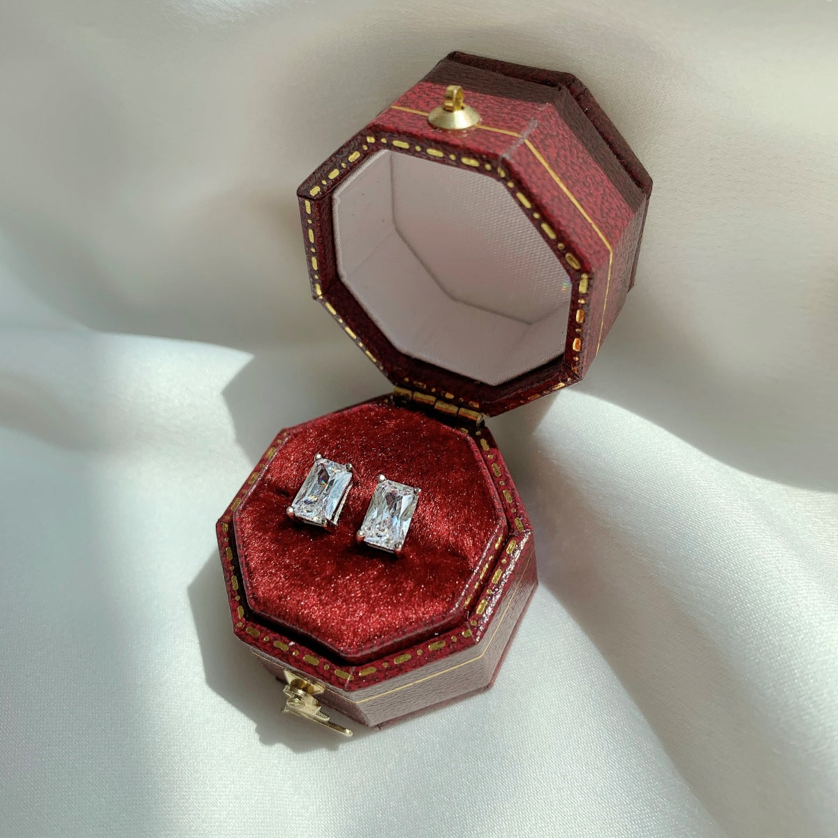 Elegantes pendientes de botón con piedra central rectangular brillante