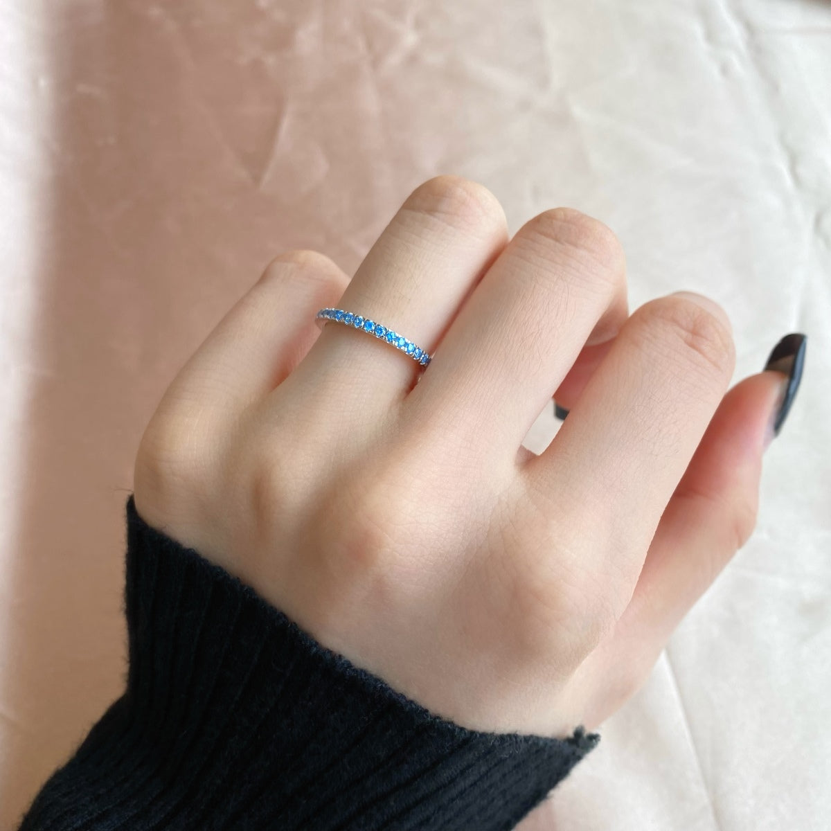 {
"Love Lucky": "Anillo diario de corte redondo brillante y delicado"
}