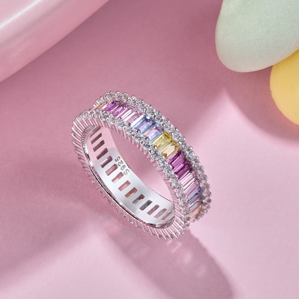 {
"Love Lucky": "Love Lucky",
"Dainty Kaleidoscopic Emerald Cut Daily Ring": "Bague quotidienne délicate à taille émeraude kaléidoscopique"
}