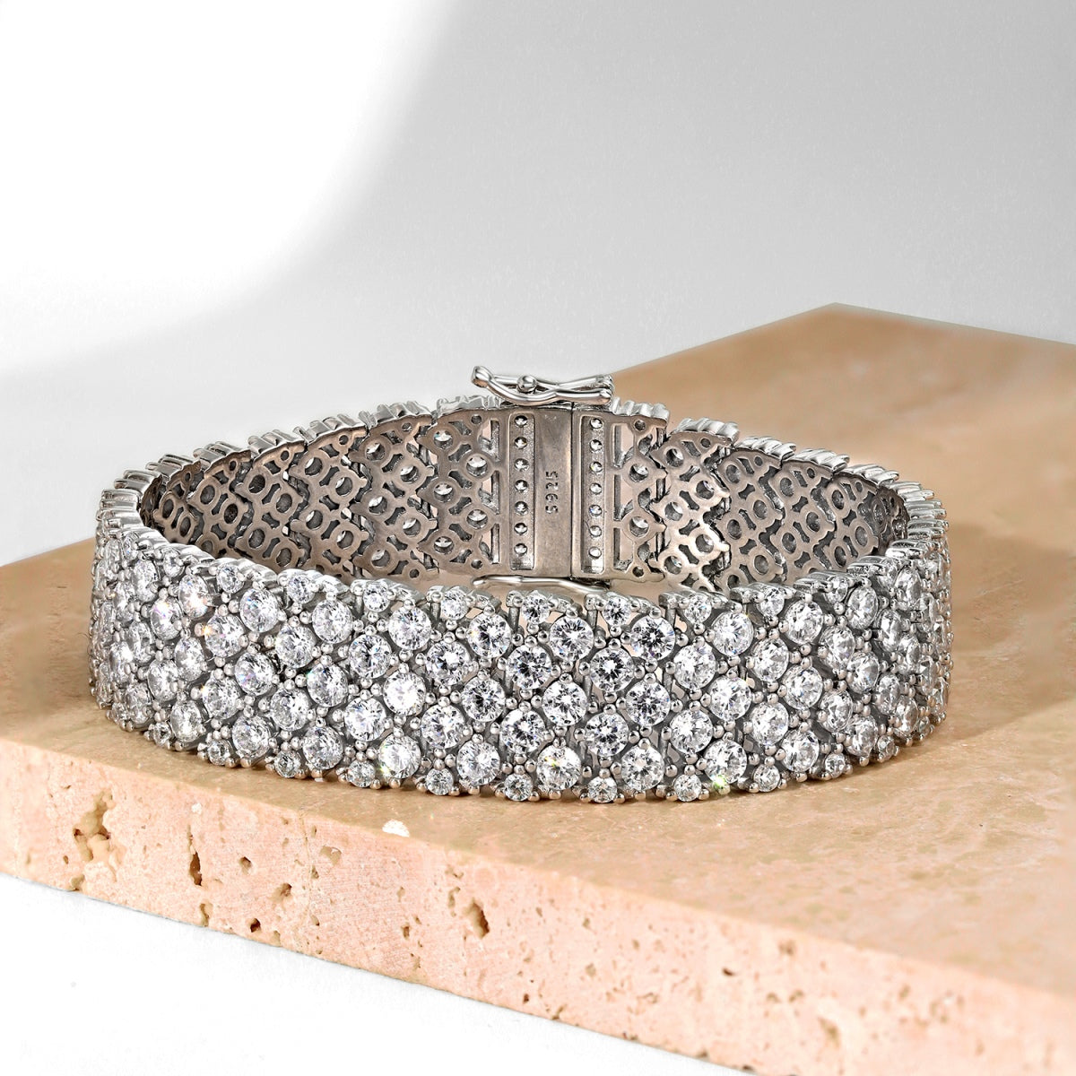 {
"Love Lucky": "Love Lucky",
"Ornate Elegant Round Cut Party Bracelet": "Bracelet de fête orné et élégant à taille ronde"
}