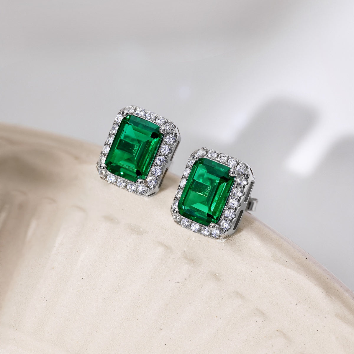 {
"Love Lucky": "Love Lucky",
"Luxurious Dainty Emerald Cut Banquet Earrings": "Orecchini da banchetto taglio smeraldo, raffinati e lussuosi"
}