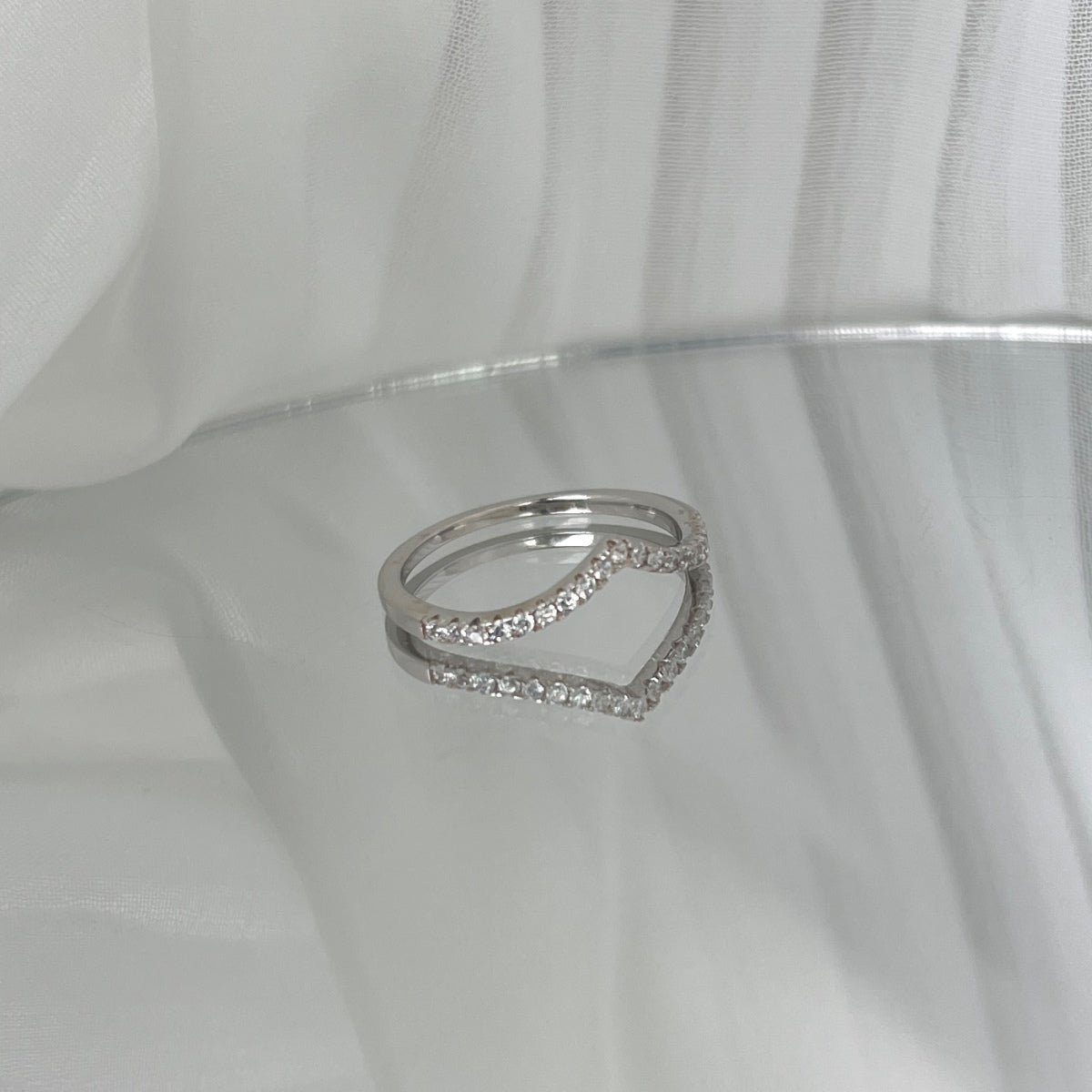 {
"Love Lucky": "Love Lucky",
"Elaborate Tennis Band Ring": "Anello tennis lavorato"
}