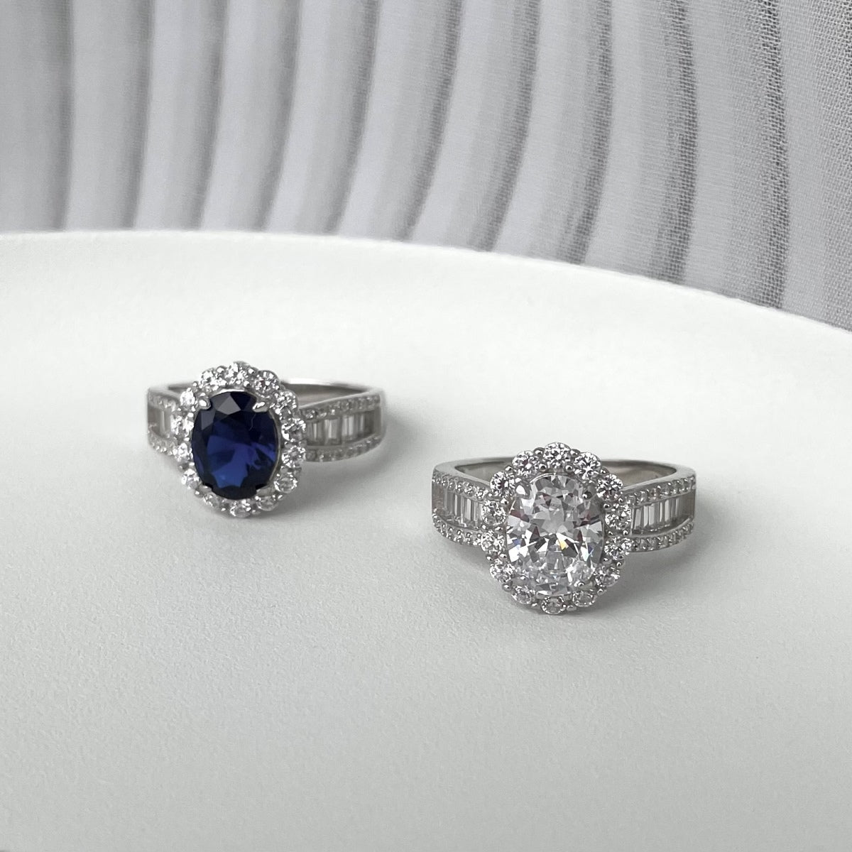 {
"Love Lucky": "Love Lucky",
"1.5 Carat Dazzling Charming Oval Cut Banquet Ring": "Anillo de banquete con corte ovalado deslumbrante y encantador de 1.5 quilates"
}