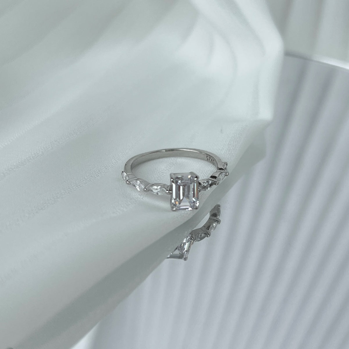 {
"Love Lucky": "Love Lucky",
"1.0 Carat Dainty Resplendent Radiant Cut Daily Ring": "1.0 克拉精緻璀璨雷迪恩切割日常戒指"
}