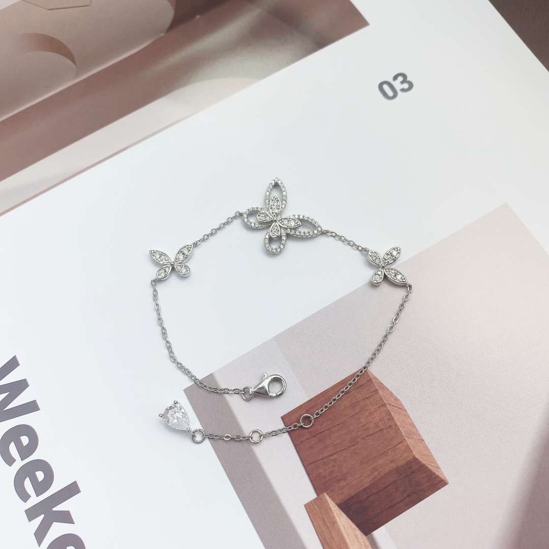 {
"Love Lucky": "Pulsera con dije de mariposa delicada"
}