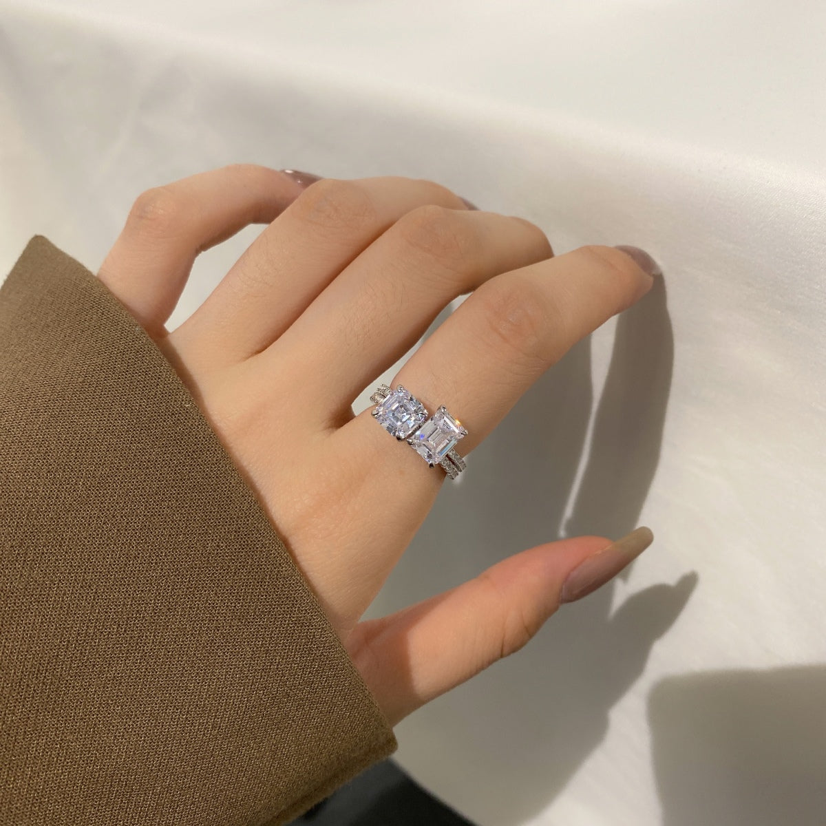 {
"Love Lucky": "Love Lucky",
"2.0 Carat Scintillating Ornate Radiant Cut Party Ring": "2.0 克拉璀璨華麗雷迪恩切割派對戒指"
}