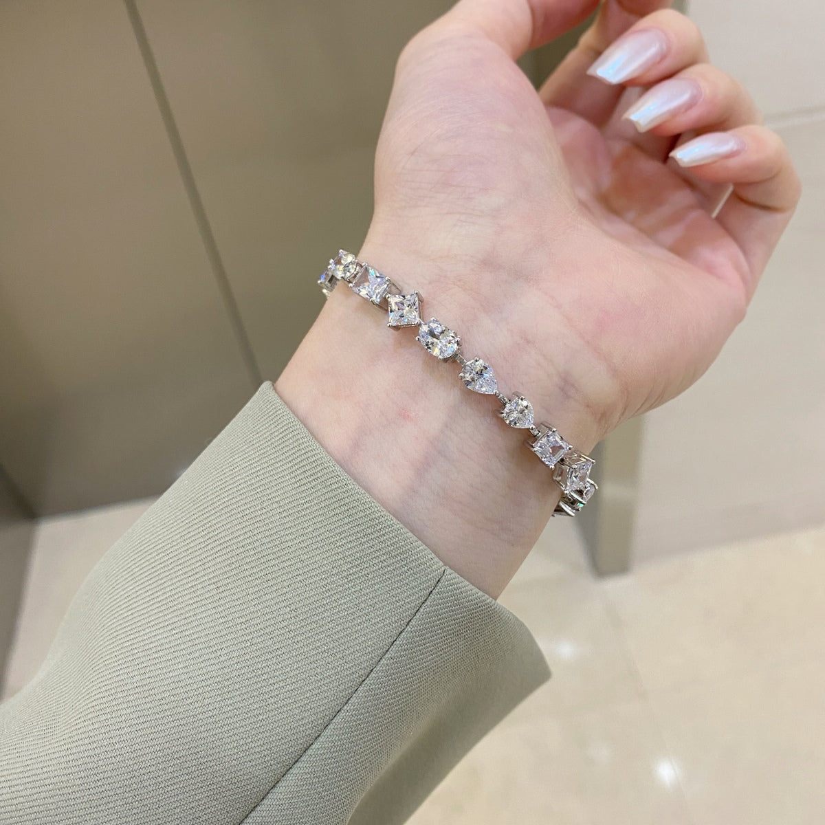 {
"Love Lucky": "Love Lucky",
"Unique Exquisite Multi Cut Daily Bracelet": "Bracciale quotidiano multi-taglio unico e raffinato"
}