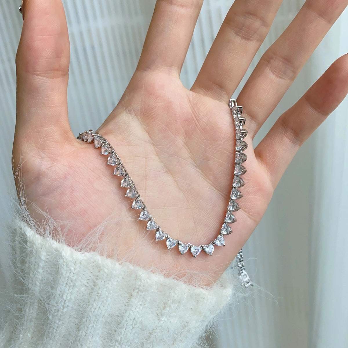 {
"Love Lucky": "Love Lucky",
"Ornate Heart Cut Tennis Necklace": "Gargantilla de tenis con corazones ornamentados"
}