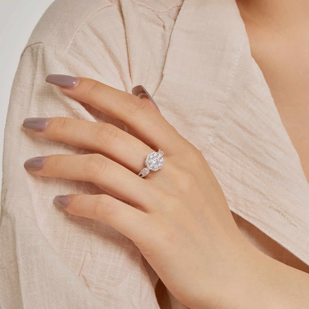 {
"Love Lucky": "Love Lucky",
"Delicate Colorful Round Cut Flower Shape Wedding Ring": "Anello di fidanzamento delicato a forma di fiore con taglio rotondo colorato"
}