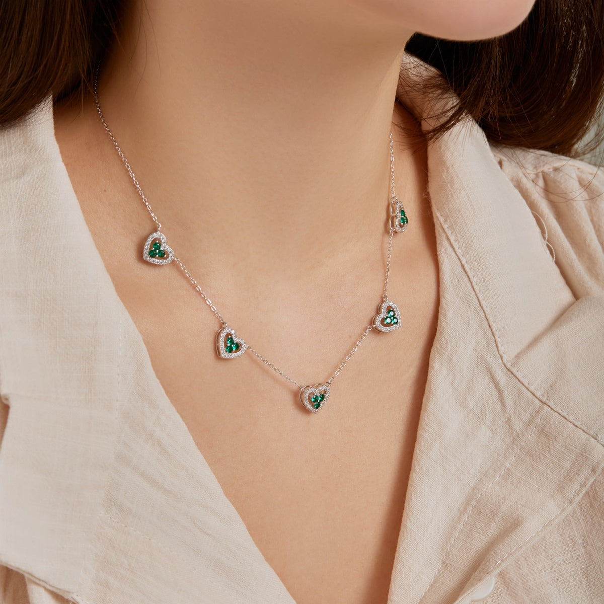 {
"Love Lucky": "Amore Fortunato",
"Sparkling Five Heart Necklace": "Collana scintillante a cinque cuori"
}