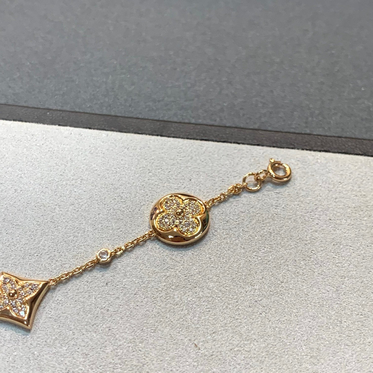 {
"Love Lucky": "Love Lucky",
"STAR AND SUN 4 MOTIFS GOLD DIAMONDS BRACELET": "PULSERA DE ORO Y DIAMANTES CON 4 MOTIVOS DE ESTRELLA Y SOL"
}