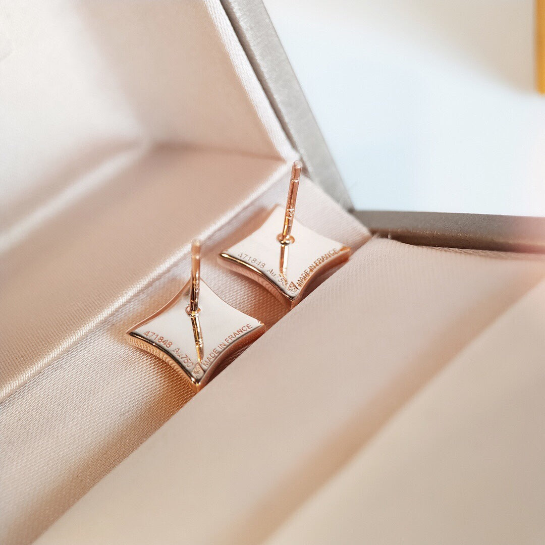 {
"Love Lucky": "Love Lucky",
"STAR MOP PINK GOLD EARRINGS": "PENDIENTES STAR DE NÁCAR Y ORO ROSA"
}