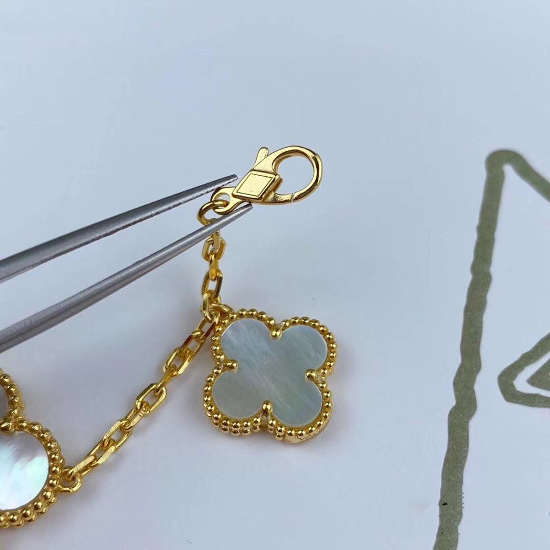{
"Love Lucky": "Love Lucky",
"MAGIC CLOVER MOP GOLD BRACELET 5 MOTIFS": "BRACELET MAGIC CLOVER EN NACRE ET OR 5 MOTIFS"
}