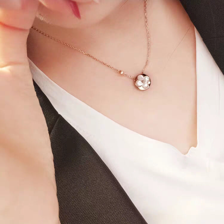 {
"Love Lucky": "Love Lucky",
"SUN MOP GOLD 1 DIAMOND NECKLACE": "SUN MOP 金飾單鑽項鍊"
}