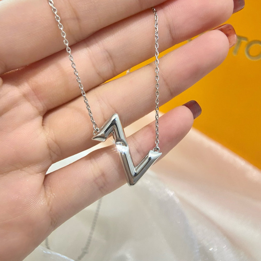 {
"Love Lucky": "Love Lucky",
"VOLTE UPSIDE DOWN NECKLACE": "VOLTE 倒置項鍊"
}