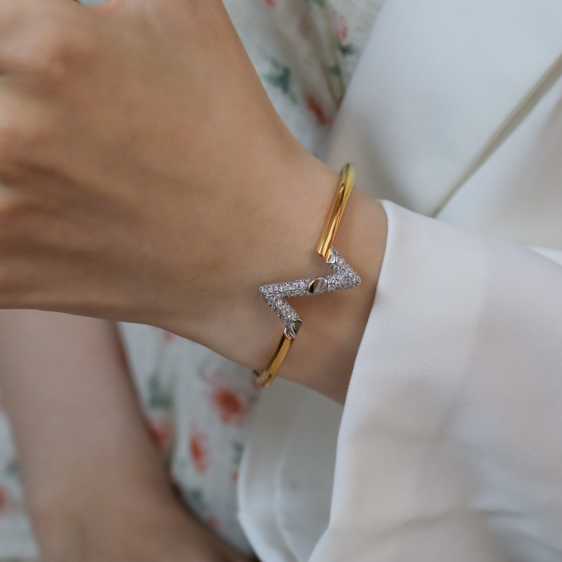 {
"Love Lucky": "Love Lucky",
"VOLTE UPSITE DOWN GOLD DIAMOND BRACELET": "VOLTE 倒置黃金鑽石手鍊"
}
