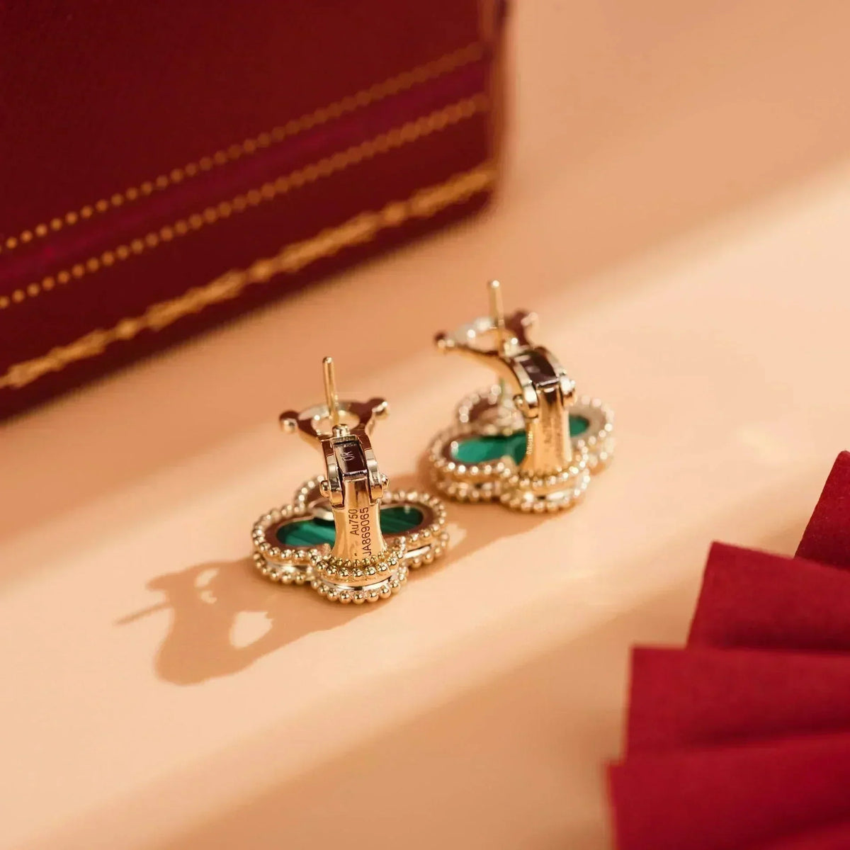 {
"Love Lucky": "Love Lucky",
"CLOVER MEDIUM 1 MOTIFS MALACHITE EARRINGS": "PENDIENTES CLOVER TAMAÑO MEDIANO 1 MOTIVO MALAQUITA"
}