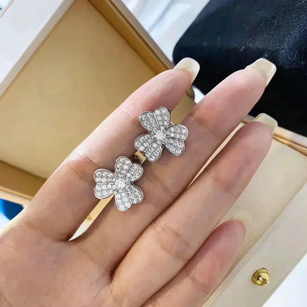 {
"Love Lucky": "PENDIENTES DE DIAMANTE CLOVER COMOS DE PLATA"
}