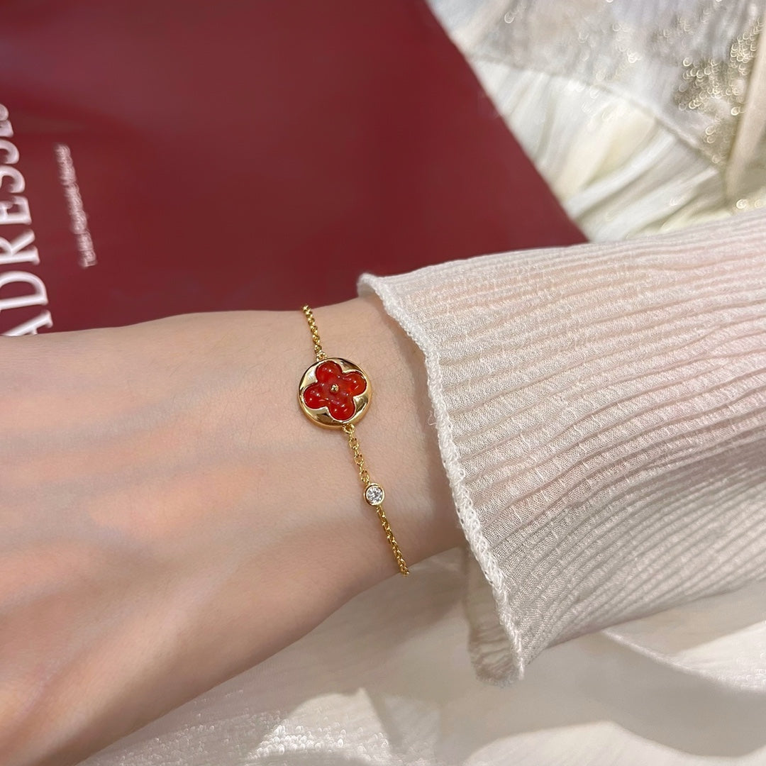 {
"Love Lucky": "幸運之戀",
"SUN PEDANT CARNELIAN BRACELET": "太陽吊墜紅瑪瑙手鍊"
}