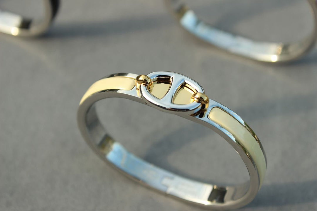 {
"Love Lucky": "Love Lucky",
"CLIC CHAINE SILVER BRACELET": "BRACELET CLIC CHAINE ARGENT"
}