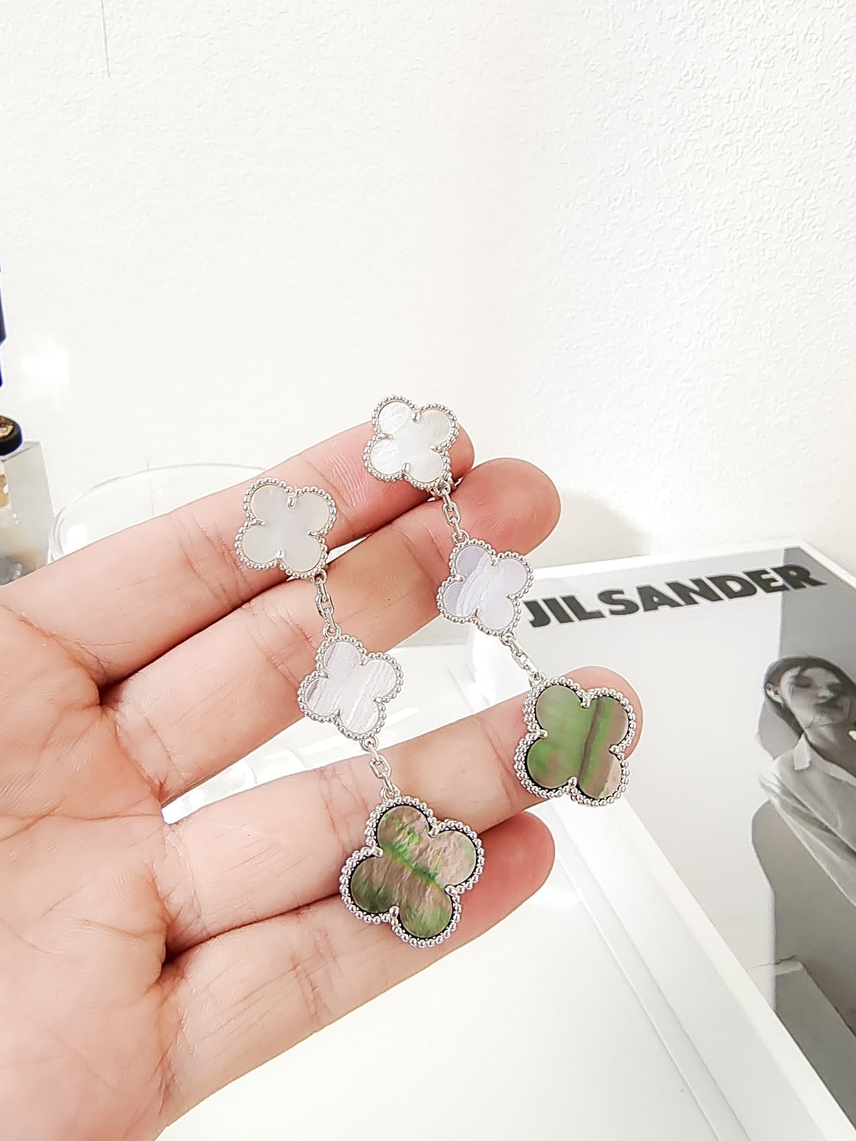 {
"Love Lucky": "Love Lucky",
"CLOVER 3 MOTIFS CHALCEDONY DARK MOP SILVER EARRINGS": "三葉草三花飾玉髓深色珍珠母貝純銀耳環"
}