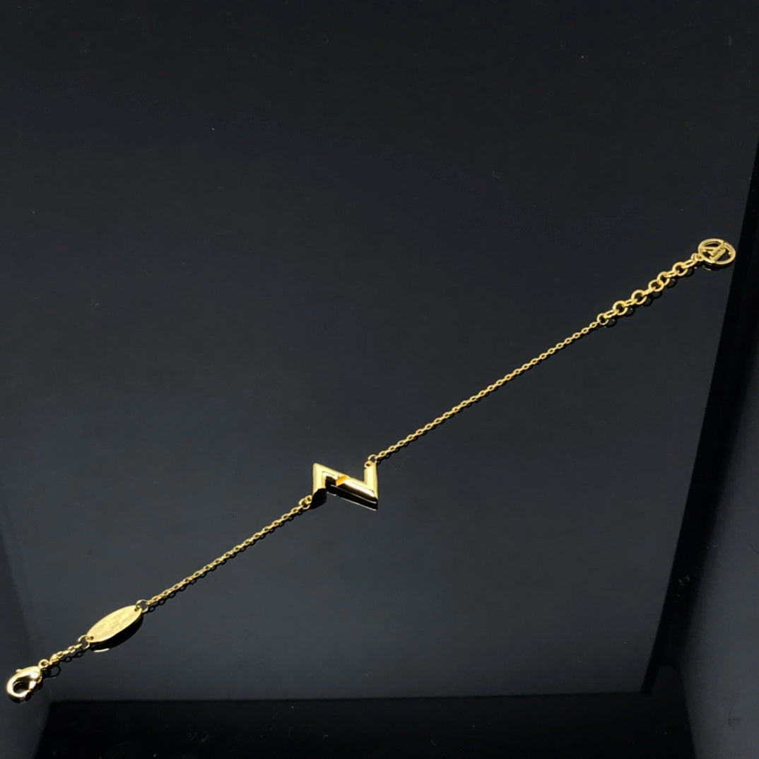 {
"Love Lucky": "Love Lucky",
"VOLT LV LOGO BRACELET": "VOLT LV LOGO 手鍊"
}