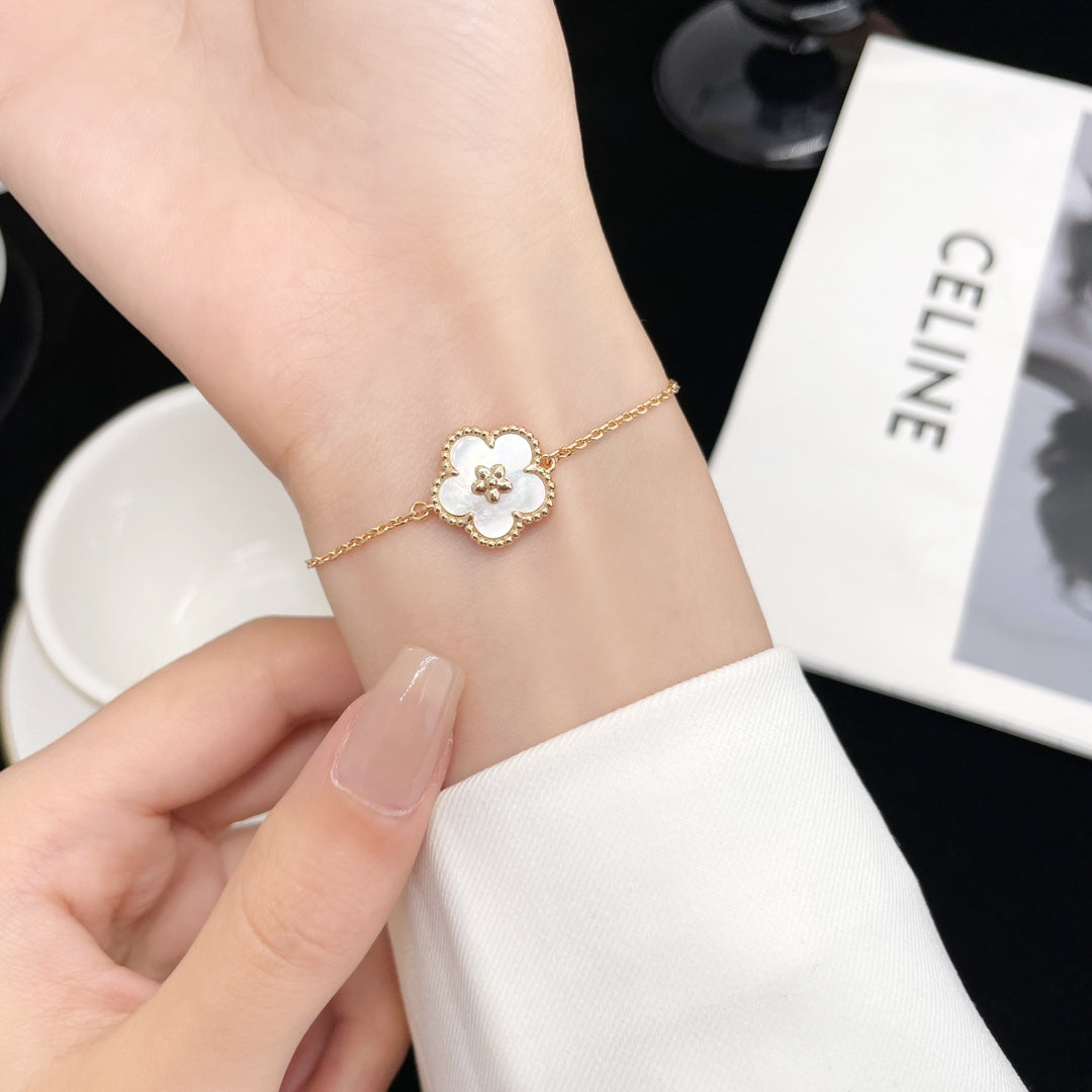 {
"Love Lucky": "Love Lucky",
"LUCKY SPRING ROSE GOLD MOP BRACELET": "LUCKY SPRING 玫瑰金珍珠母貝手鍊"
}