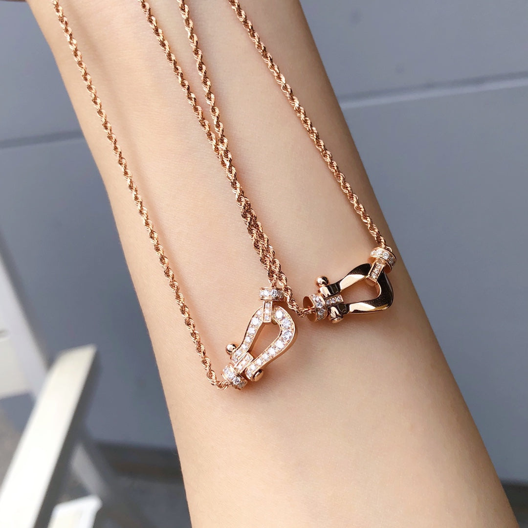 {
"Love Lucky": "Love Lucky",
"FORCE 10 PINK GOLD DIAMOND NECKLACE": "COLLAR FORCE 10 EN ORO ROSA Y DIAMANTES"
}