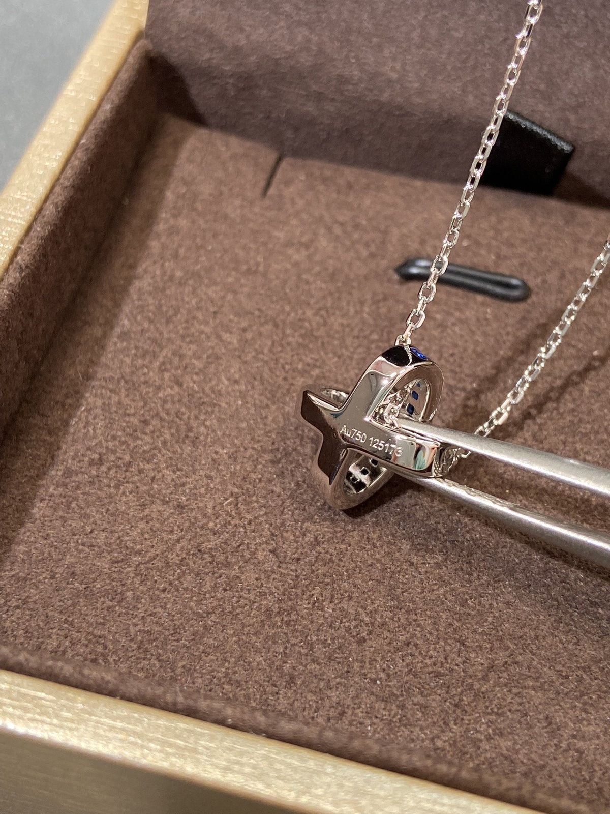 {
"Love Lucky": "Love Lucky",
"LIENS DIAMOND SILVER NECKLACE": "LIENS 鑽石純銀項鍊"
}