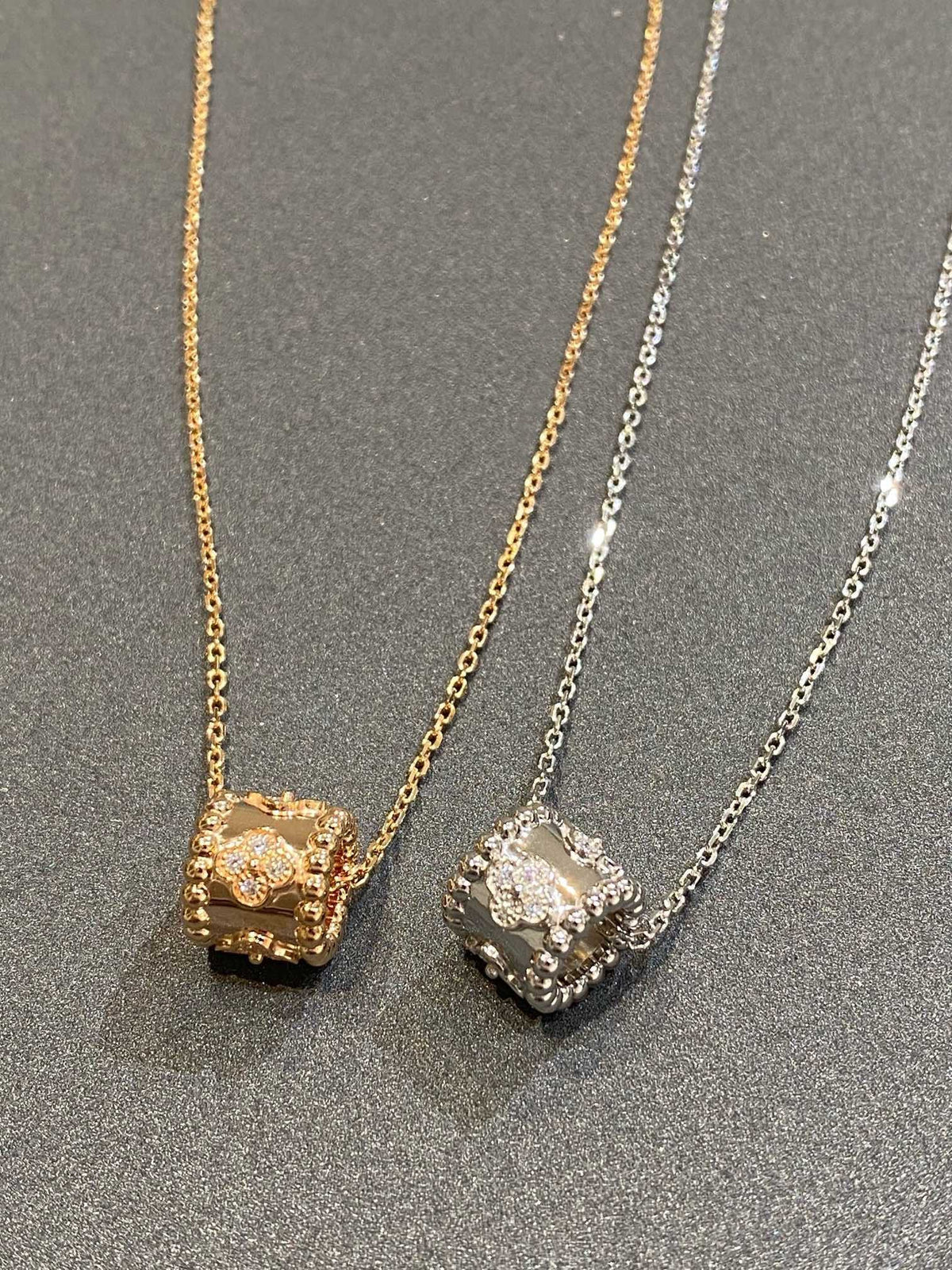 {
"Love Lucky": "COLLANA PERLÉE PENDENTE IN ARGENTO CON DIAMANTE"
}
