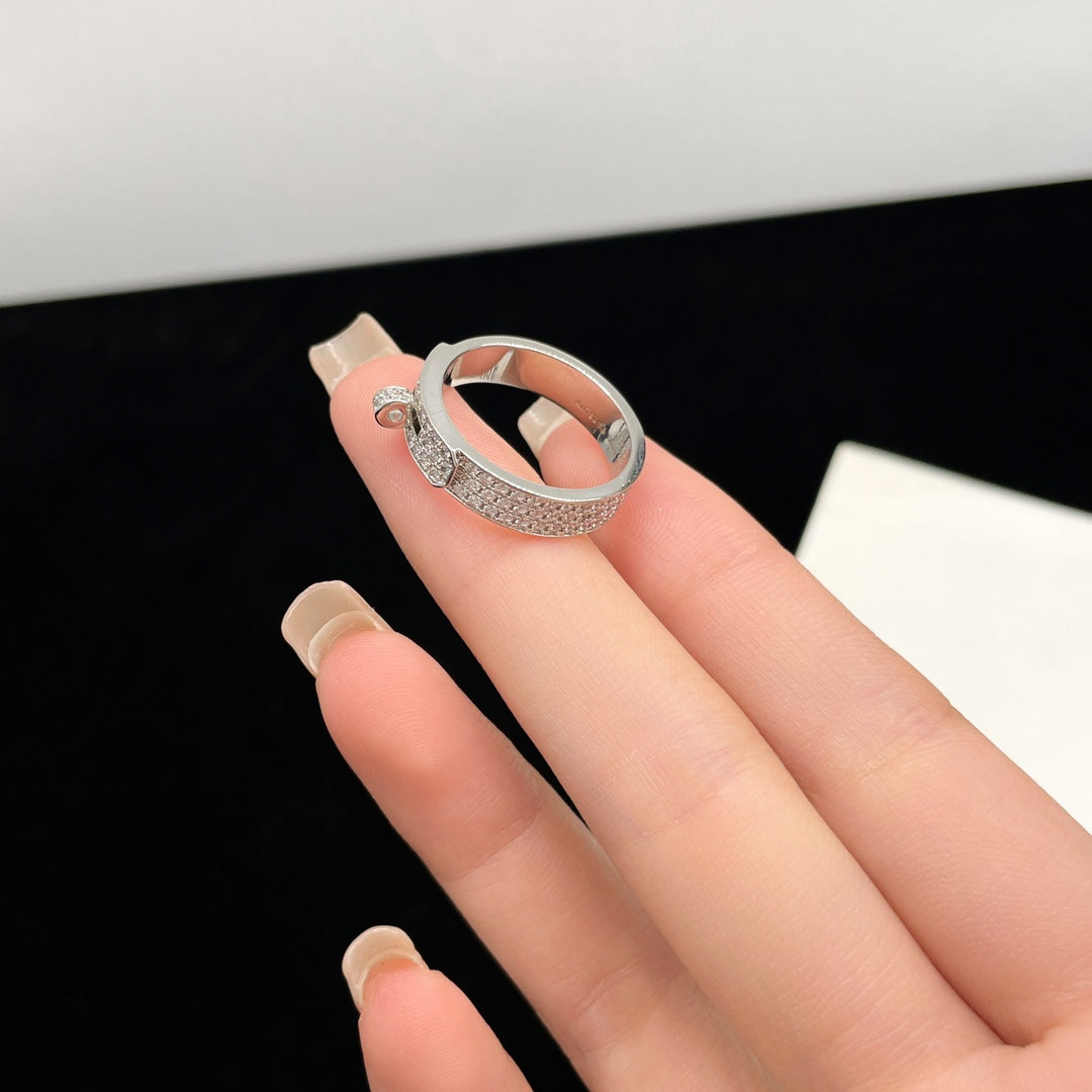{
"Love Lucky": "愛戀幸運",
"KELLY SILVER DIAMOND RING": "KELLY 銀飾鑽戒"
}