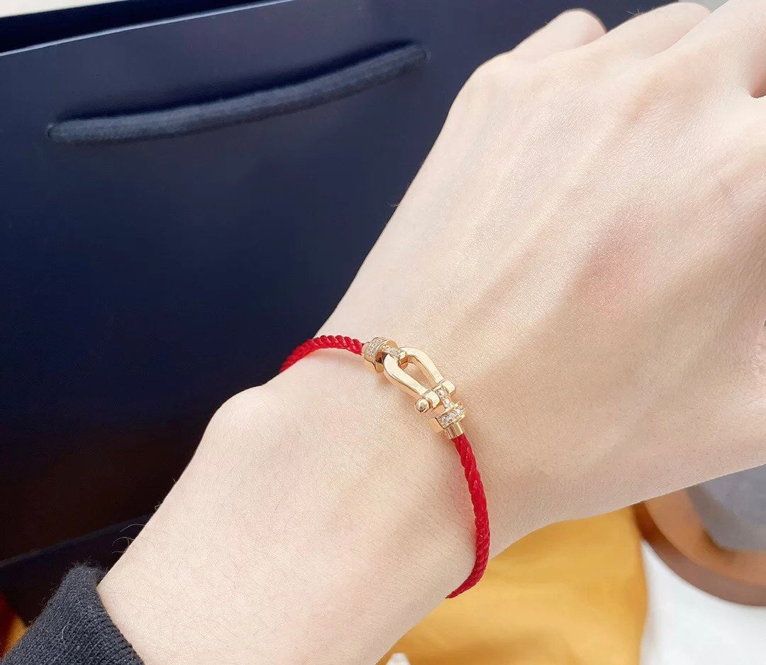 {
"Love Lucky": "Love Lucky",
"FORCE 10 HALF DIAMOND PINK GOLD RED CORDERI LARGE AND MEDIUM MODEL": "MODELO GRANDE Y MEDIANO FORCE 10 CON MEDIO DIAMANTE, ORO ROSA Y CORDÓN ROJO"
}