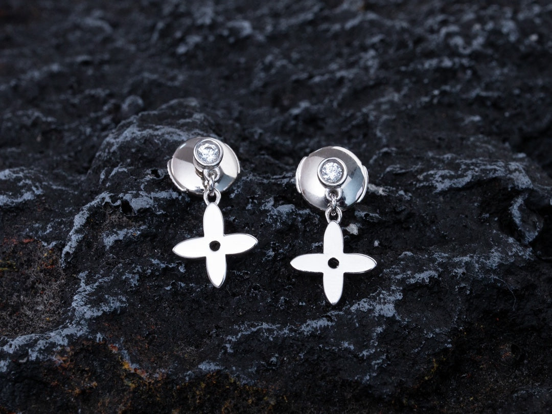 {
"Love Lucky": "Love Lucky",
"VIDYLLE SILVER DIAMOND MINI DROP EARRINGS": "VIDYLLE 純銀鑽石迷你垂墜耳環"
}