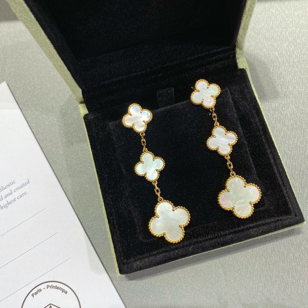 {
"Love Lucky": "Love Lucky",
"CLOVER MOP 3 MOTIFS GOLD EARRINGS": "幸運草母貝三花金耳環"
}