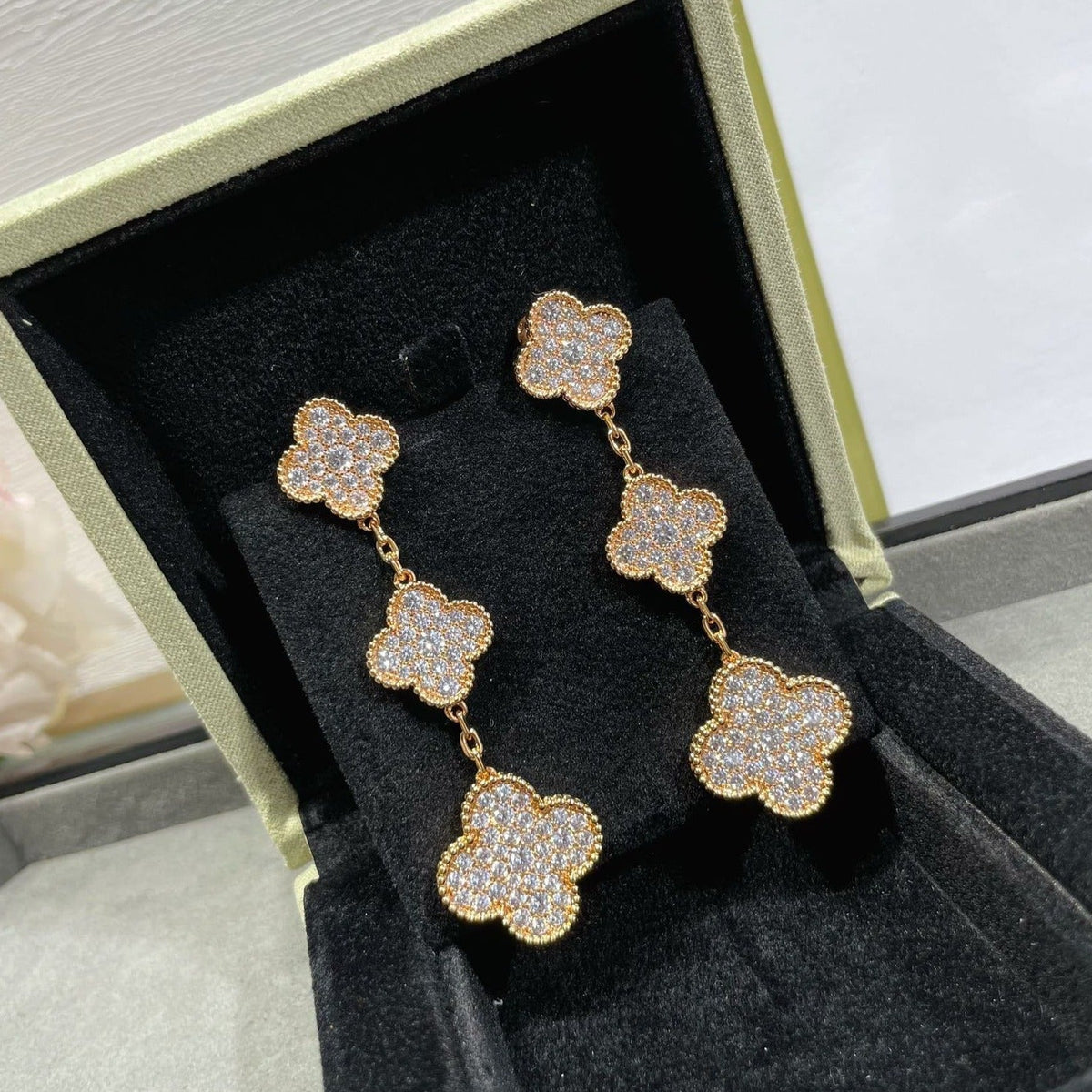 {
"Love Lucky": "Love Lucky",
"CLOVER 3 MOTIFS DIAMOND PAVED ROSE GOLD EARRINGS": "CLOVER 三花鑽石鑲嵌玫瑰金耳環"
}