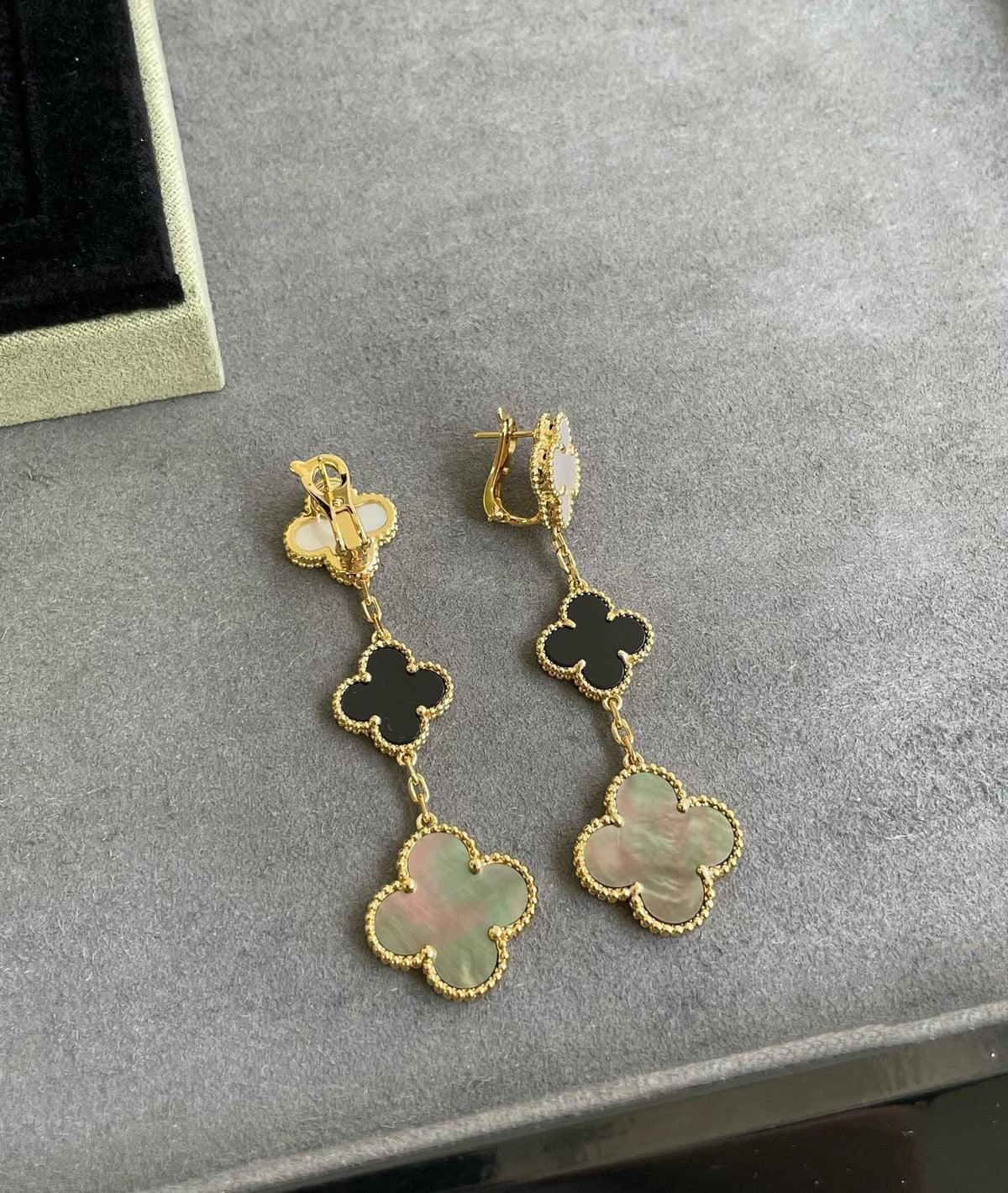 {
"Love Lucky": "Love Lucky",
"CLOVER 3 MOTIF MOP ONYX DARK MOP PINK GOLD EARRINGS": "CLOVER 三花母貝 黑瑪瑙 深色母貝 玫瑰金耳環"
}
