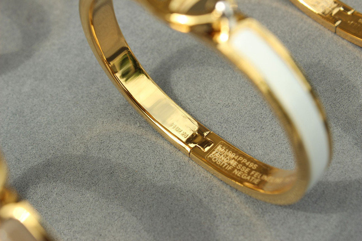 {
"Love Lucky": "Love Lucky",
"CLIC CHAINE GOLD BRACELET": "PULSERA CLIC CHAINE DORADA"
}