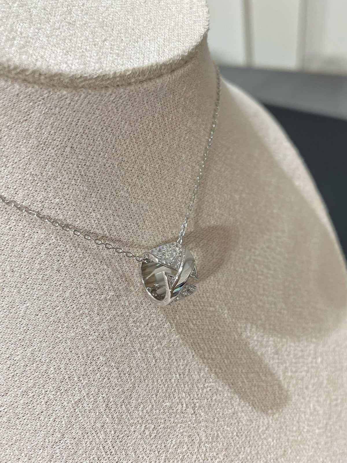 {
"Love Lucky": "Love Lucky",
"LIENS EVIDENCE DIAMOND PAVED NECKLACE": "LIENS EVIDENCE 鑽石鑲嵌項鍊"
}
