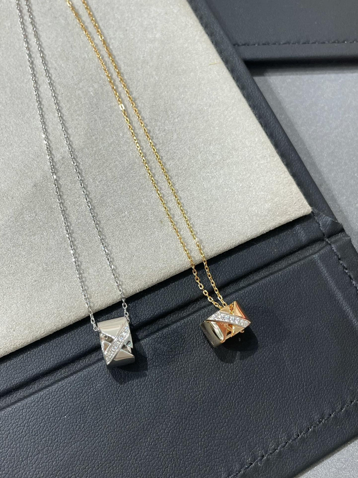 {
"Love Lucky": "Love Lucky",
"LIENS EVIDENCE DIAMOND NECKLACE": "LIENS EVIDENCE 鑽石項鍊"
}