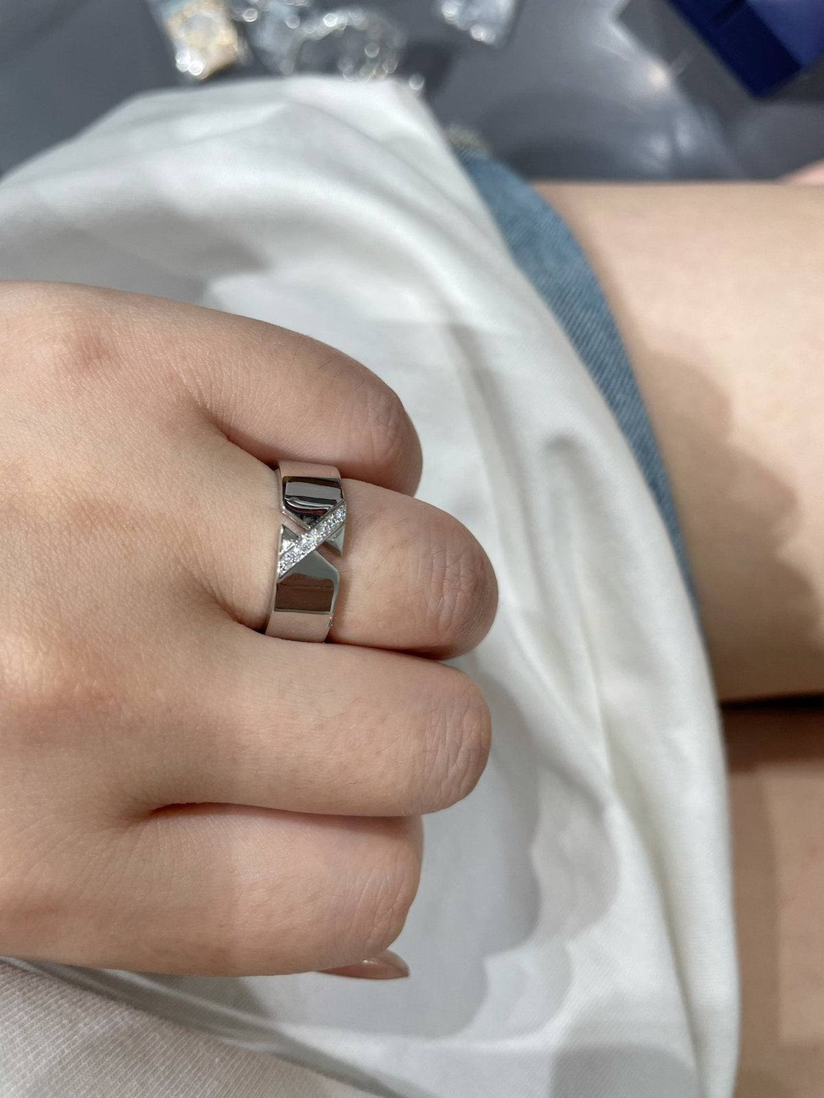 {
"Love Lucky": "Anillo de diamantes LIENS EVIDENCE"
}