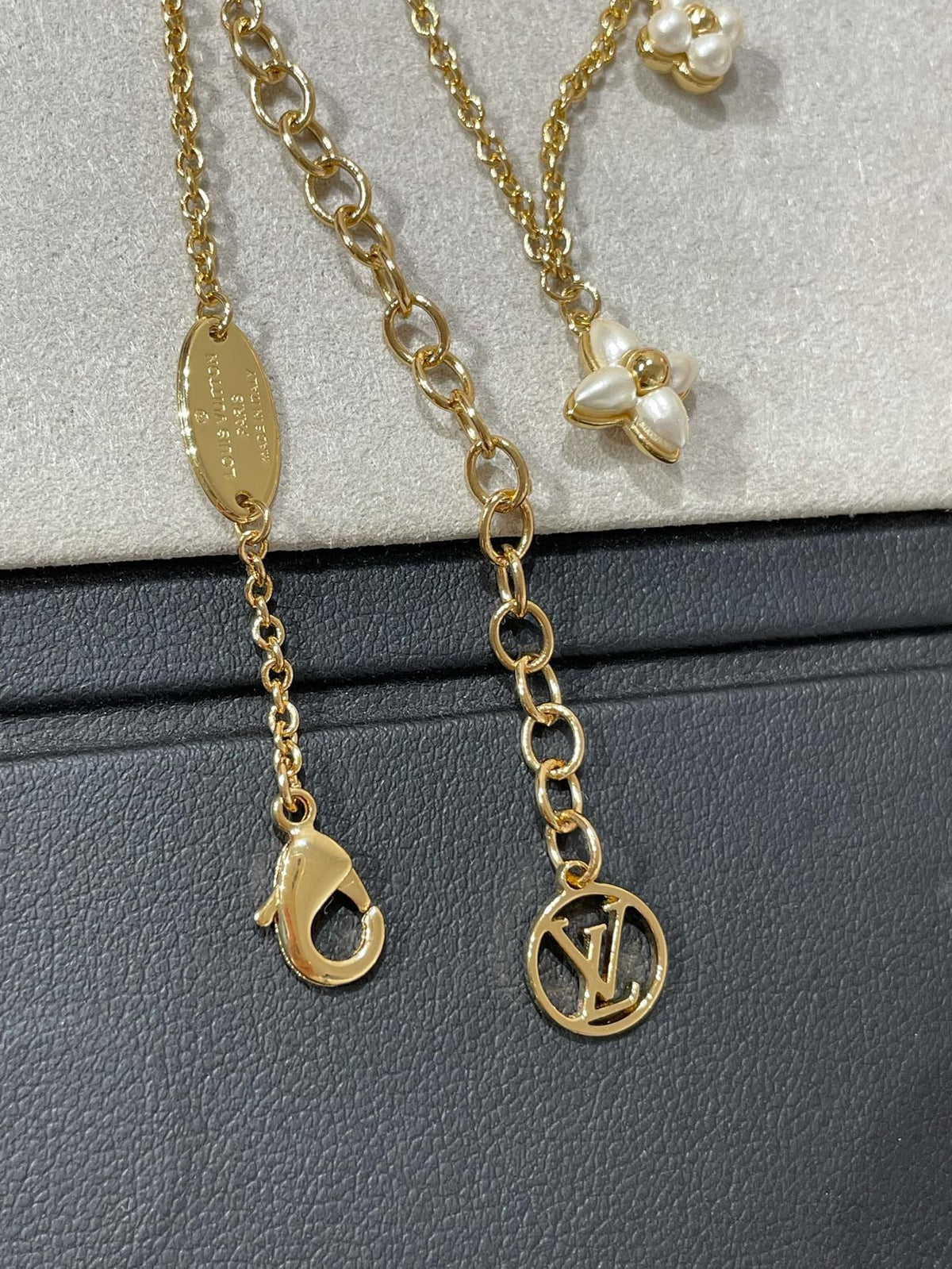 {
"Love Lucky": "Love Lucky",
"FLOWERGRAM GOLD MOP DOUBLE ROW NECKLACE": "COLLAR DE DOBLE HILERA FLOWERGRAM EN ORO Y NÁCAR"
}