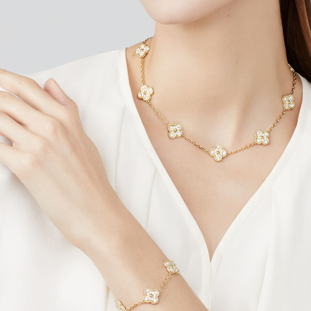 {"Love Lucky": "COLLIER 10 MOTIFS TRÈFLE DIAMANTS"}