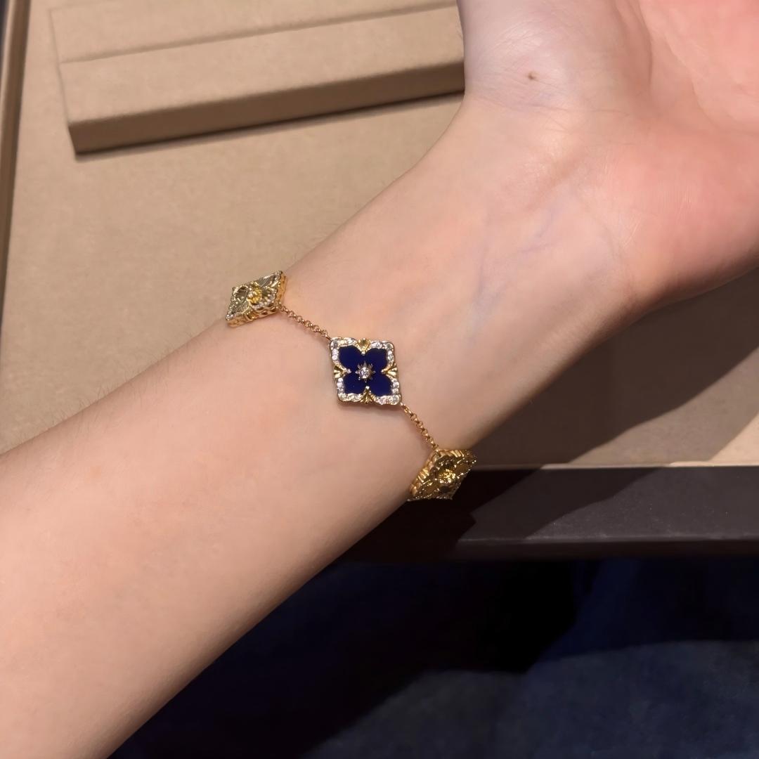 {
"Love Lucky": "Love Lucky",
"OPERA 5 MOTIFS TULLE ENAMEL BRACELET": "PULSERA OPERA 5 MOTIVOS DE TUL ESMALTADO"
}