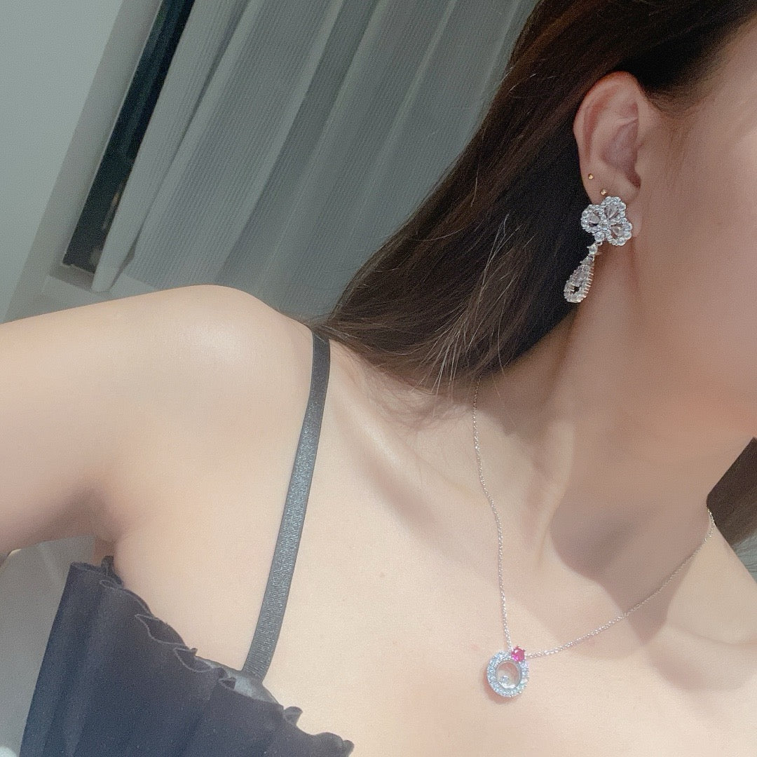 {
"Love Lucky": "Love Lucky",
"LOOP EARRINGS FULL MOTIF DIAMOND": "ORECCHINI A CERCHIO CON MOTIVO COMPLETO E DIAMANTI"
}