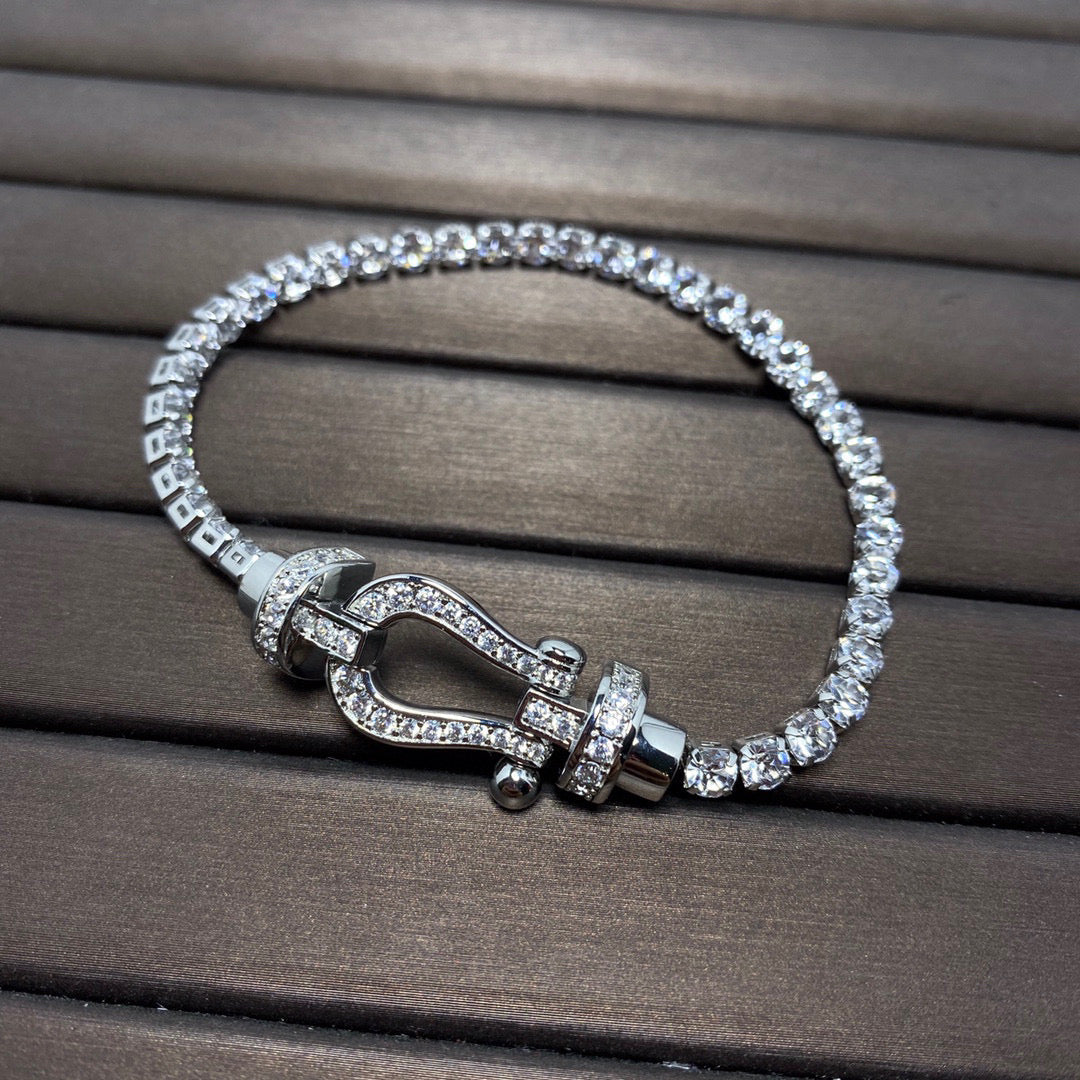 {
"Love Lucky": "Love Lucky",
"FORCE HORSESHOE DIAMOND TENNIS BRACELET": "PULSERA DE TENIS DE DIAMANTES CON HERRADURA FORCE"
}