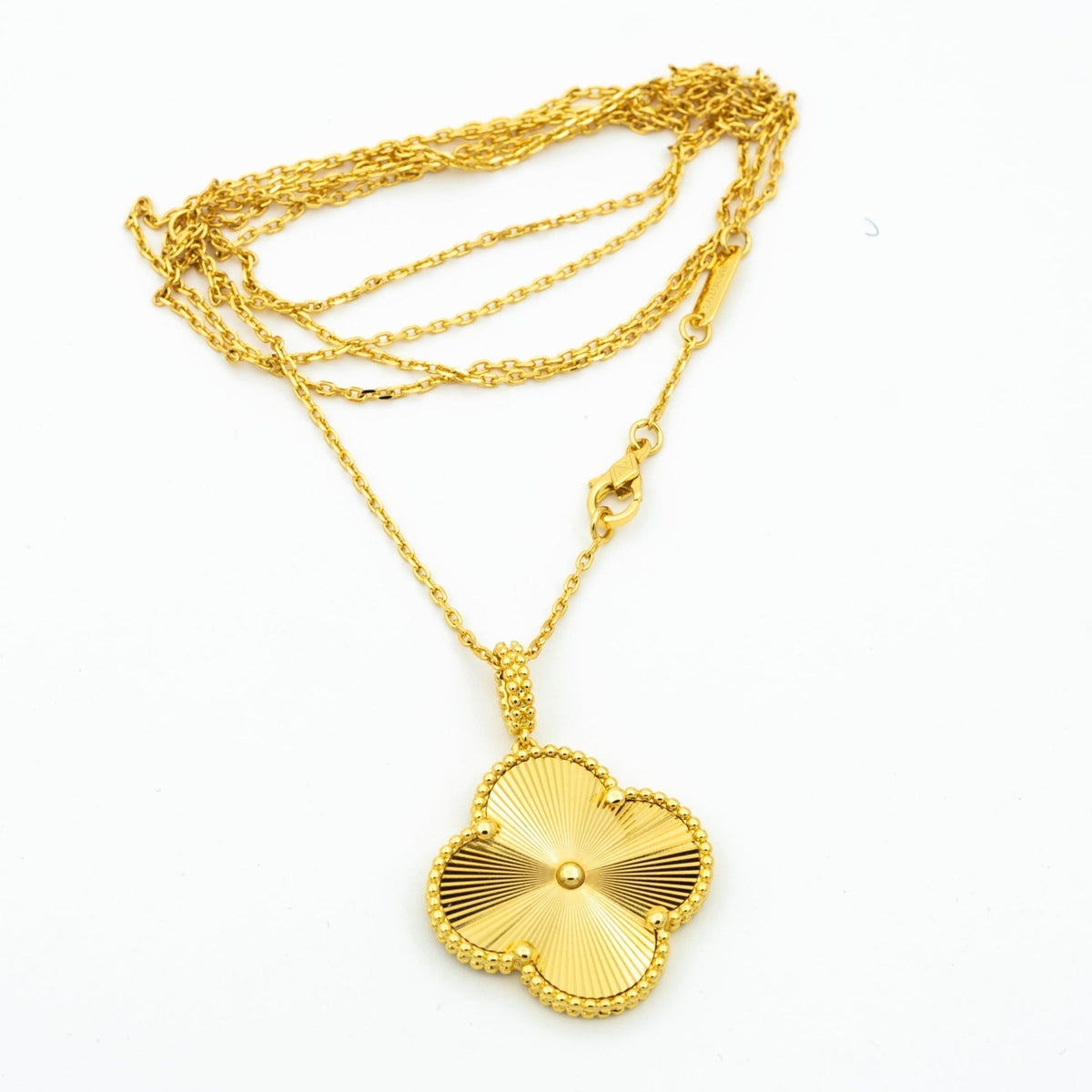 {
"Love Lucky": "Love Lucky",
"CLOVER 25MM PEDANT NECKLACE GOLD": "COLLAR CON COLGANTE DE TRÉBOL DE 25 MM DORADO"
}