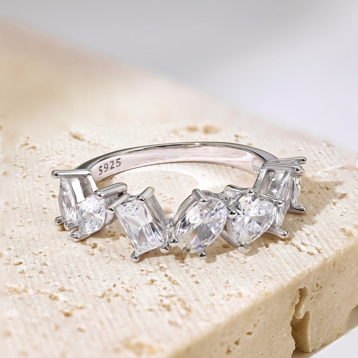 {
"Love Lucky": "Love Lucky",
"Delicate Multi Cut Ring": "Anello delicato a taglio multiplo"
}
