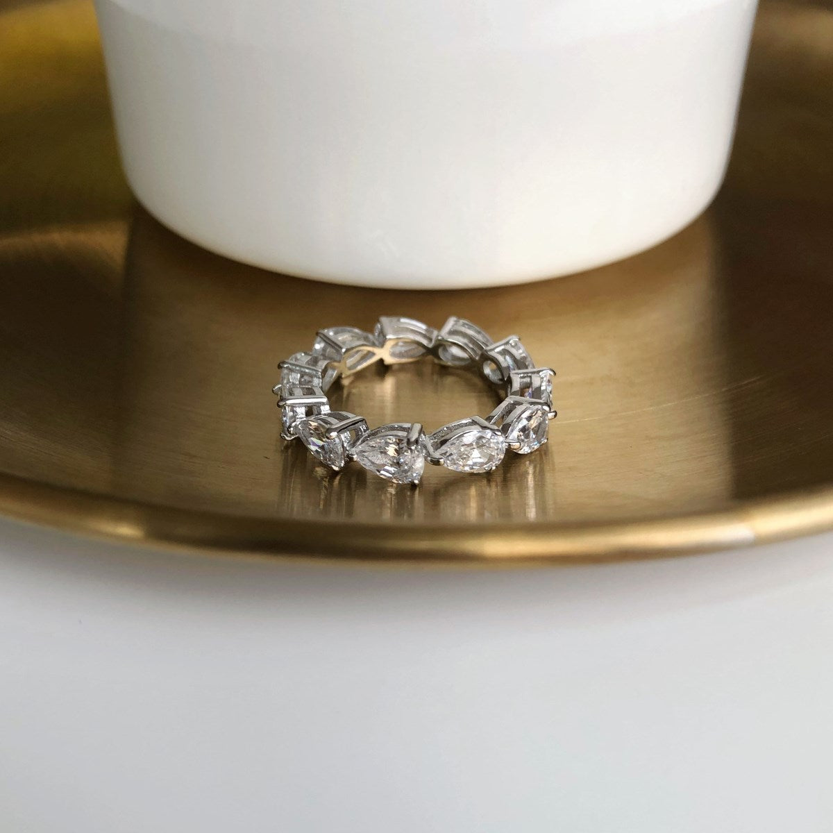 {
"Love Lucky": "Love Lucky",
"Exquisite Pear Cut Tennis Ring": "精緻梨形切割網球戒指"
}