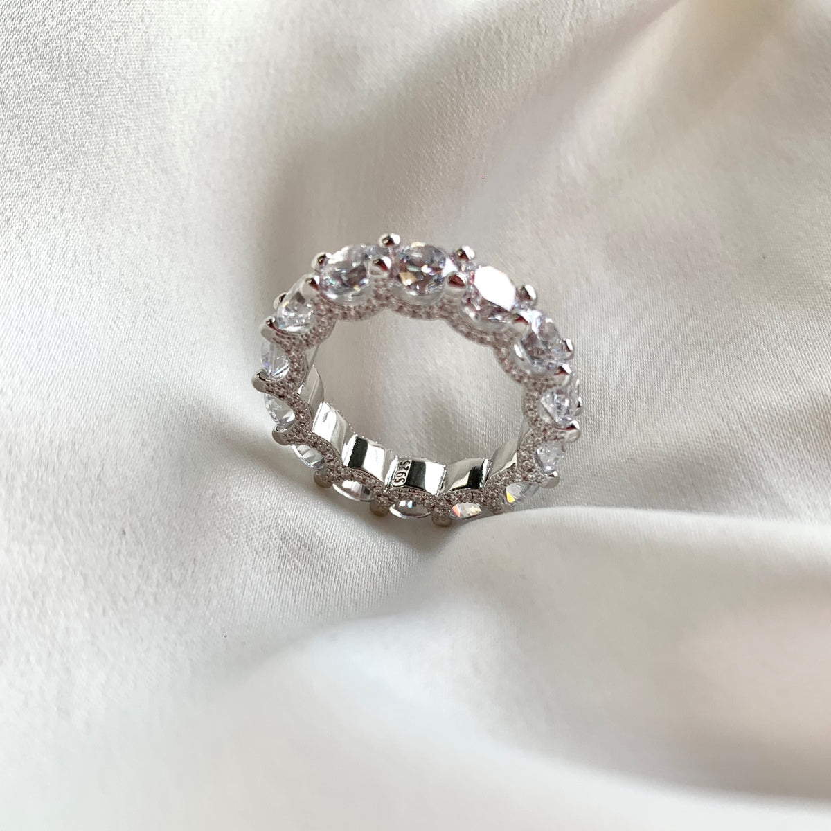 {
"Love Lucky": "Love Lucky",
"Gorgeous Round Cut Tennis Ring": "華麗圓形切割網球戒指"
}